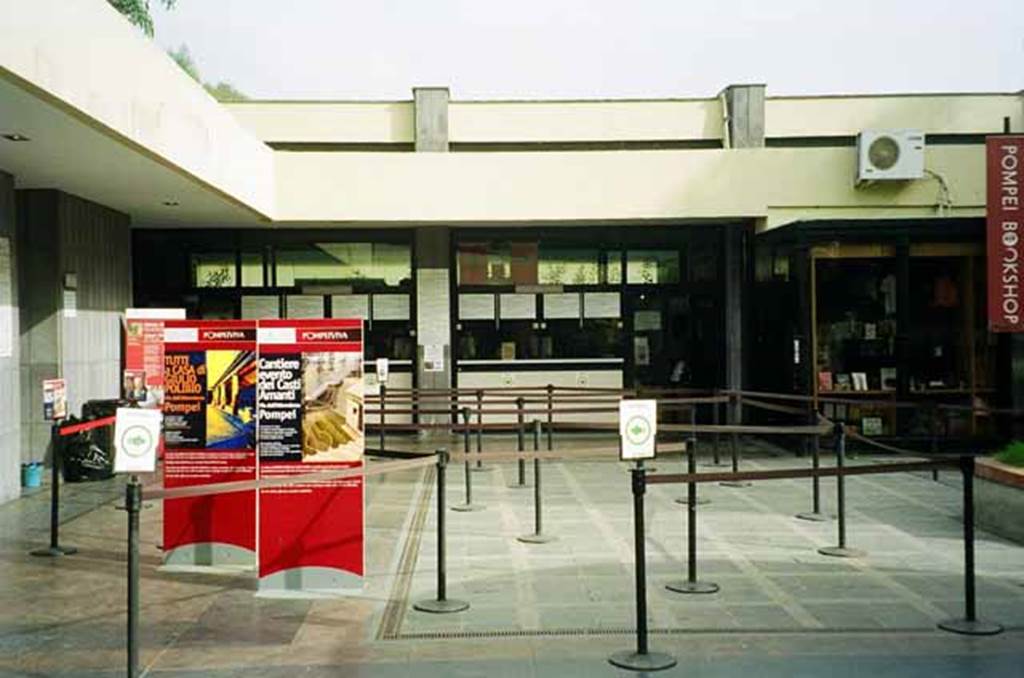 Via Villa dei Misteri. May 2010. Porta Marina entrance to the Scavi di Pompei. 
Ticket booths are on the left. The bookshop on the right has now moved to the reopened Antiquarium. 
Photo courtesy of Rick Bauer.
