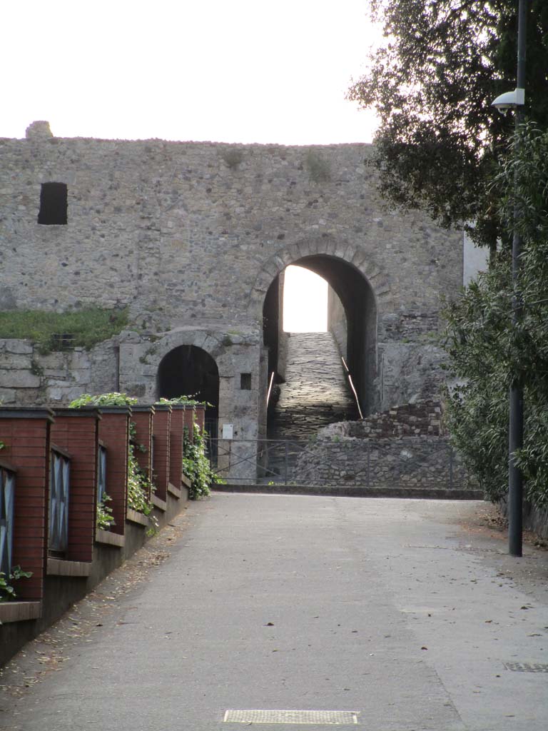 Pompeii, April 2019. Steep climb up through the Porta Marina, at rear. 
In the foreground is the exit path leading from the Temple of Venus and the other entrance at Piazza Porta Marine Inferiore.
Photo courtesy of Rick Bauer.
