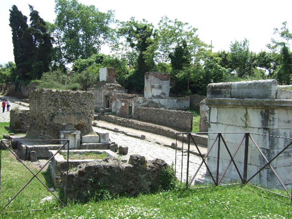 Via dei Sepolcri. May 2006. Looking south from HGE36. 