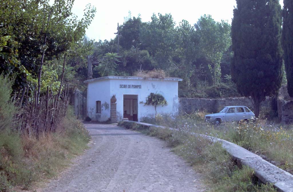 Via dei Sepolcri, Pompeii (north end). August 1976. 
Looking south towards one of the original entrances, at the north side of Villa of Diomedes.
Photo courtesy of Rick Bauer, from Dr George Fay’s slides collection.
