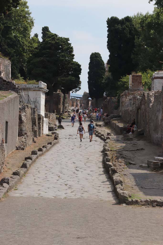 Via dei Sepolcri, September 2021. 
Looking south towards the Herculaneum Gate. Photo courtesy of Klaus Heese.

