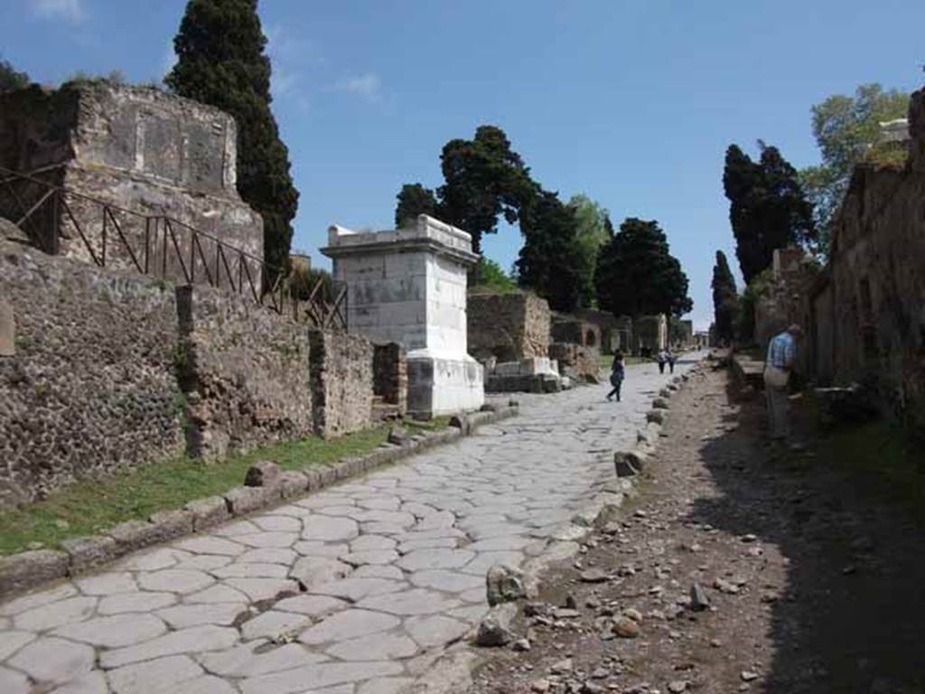 Via dei Sepolcri, east side, May 2010. Looking south from HGE38 to junction with Via Superior.