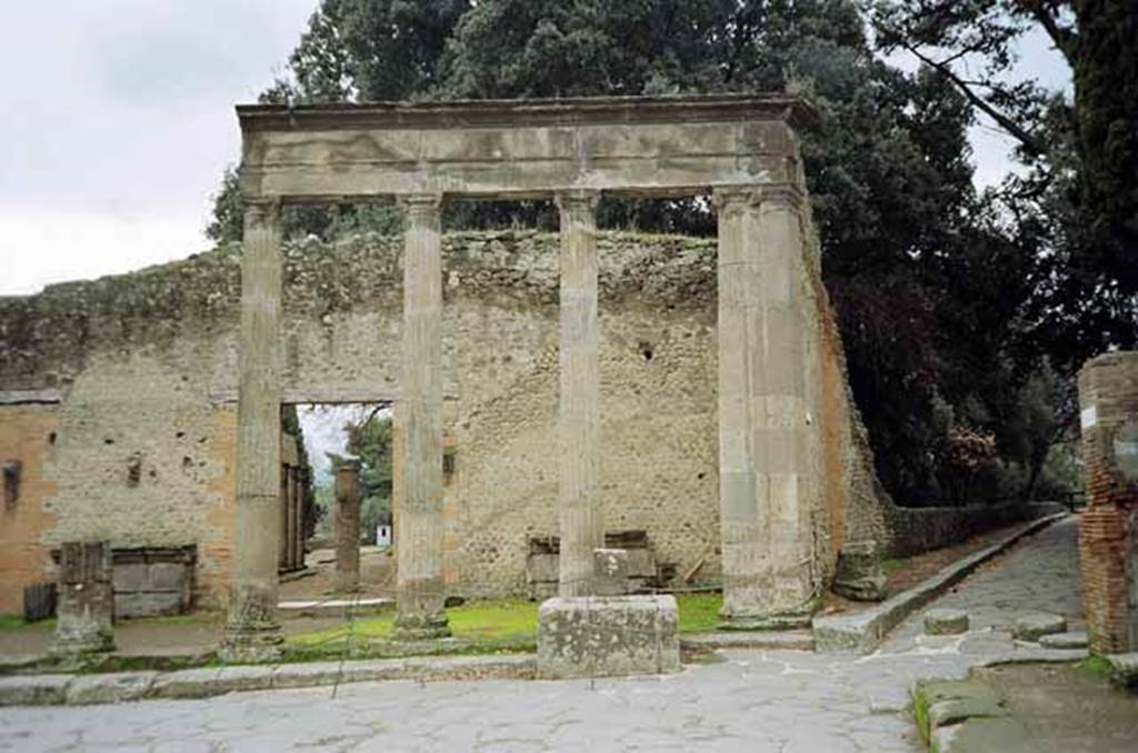 Via del Tempio d’Iside. May 2010. Looking south across to Via dei Teatri. Photo courtesy of Rick Bauer.