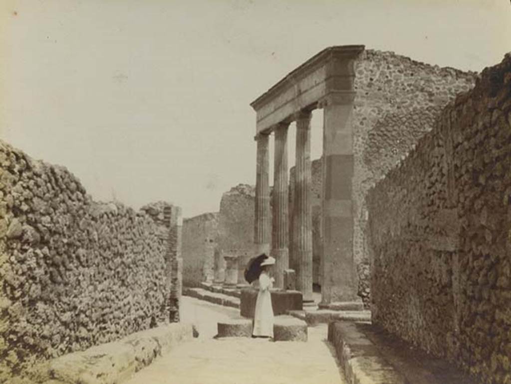 Vicolo delle Pareti Rosse. 1905. Looking east towards the crossroads with Via dei teatri. Photo courtesy of Rick Bauer. 