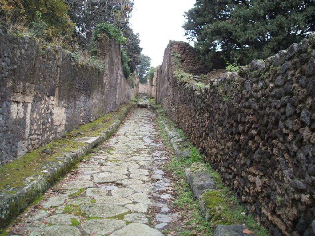 Vicolo delle Pareti Rosse between VIII.6 and VIII.5. Looking west from the junction with Via dei Teatri. December 2004.



