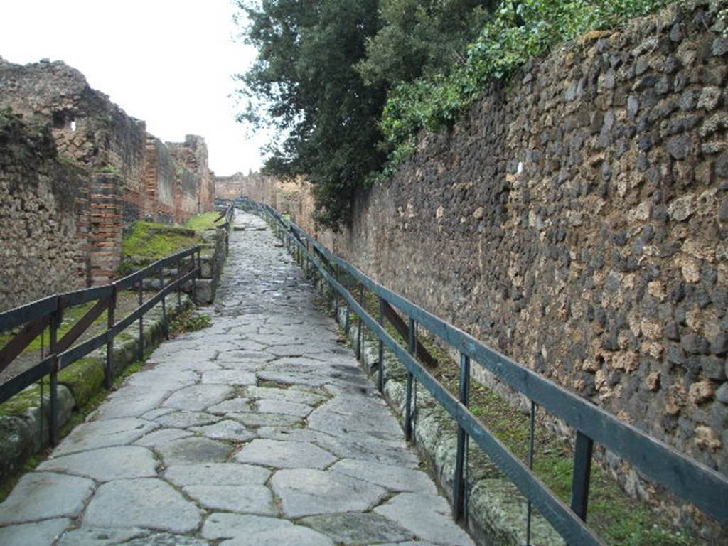 Vicolo della Regina between VIII.2 and VIII.6. Looking west from junction with Via dei Teatri. December 2004.
