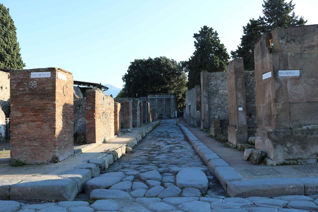 Via dei Teatri, Pompeii. December 2018. Looking south from junction with Via dell’Abbondanza. Photo courtesy of Aude Durand.

