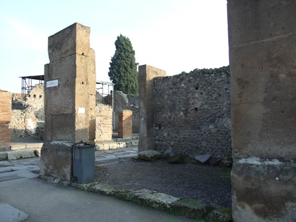 Via dei Teatri (on left). Looking south from junction with Via dell’ Abbondanza near VIII.5.30. December 2007.  
