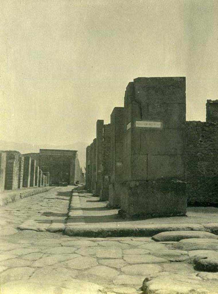 Via dei Teatri. 5th June 1925. Looking south towards corner pilaster of VIII.5.30/31, from junction with Via dell’Abbondanza. Photo courtesy of Rick Bauer.
