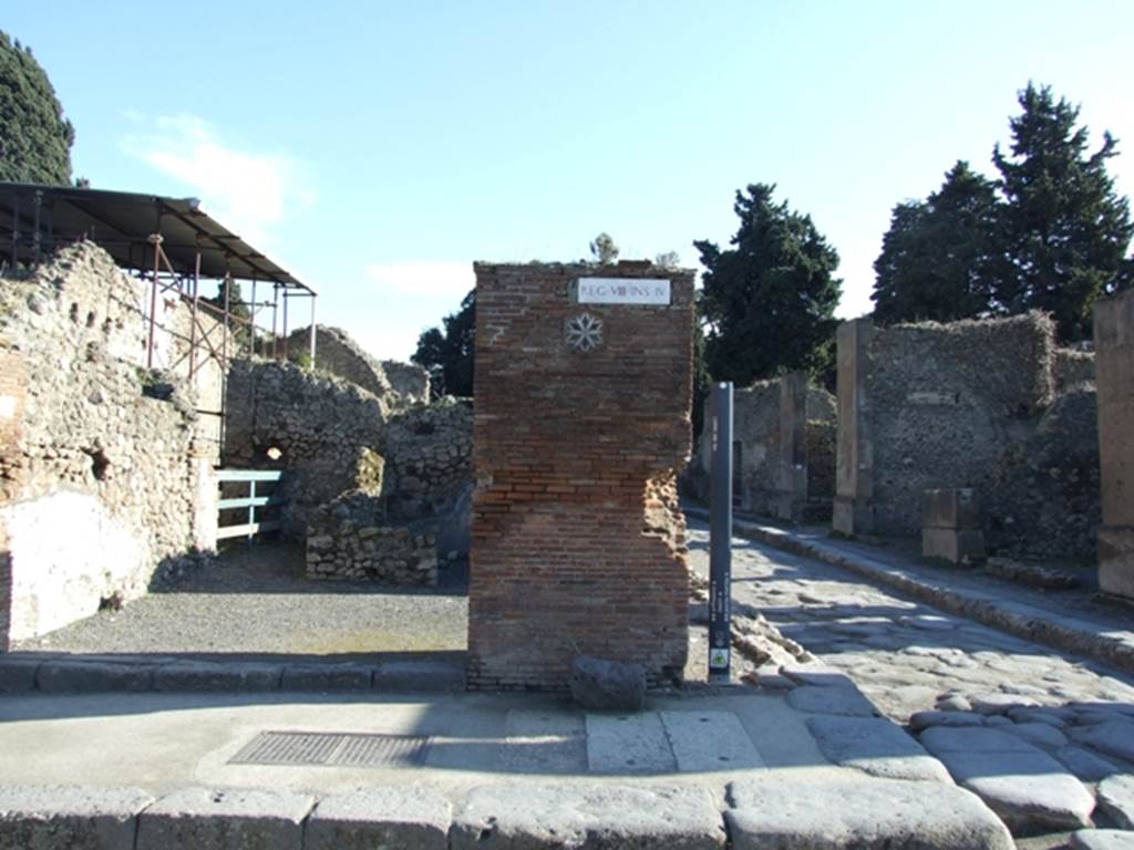 Via dei Teatri (on right). Looking south from junction with Via dell’ Abbondanza near VIII.4.1. March 2009.  
