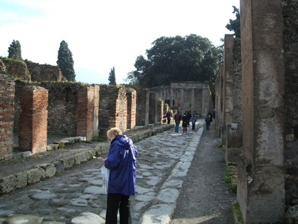 Via dei Teatri. Looking south from junction with Via dell’Abbondanza. December 2004.