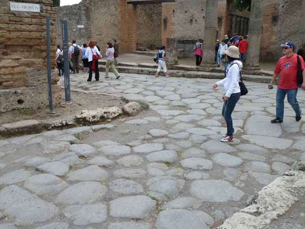 Via dei Teatri, May 2010. Looking south-east across junction to Via del Tempio d’Iside.