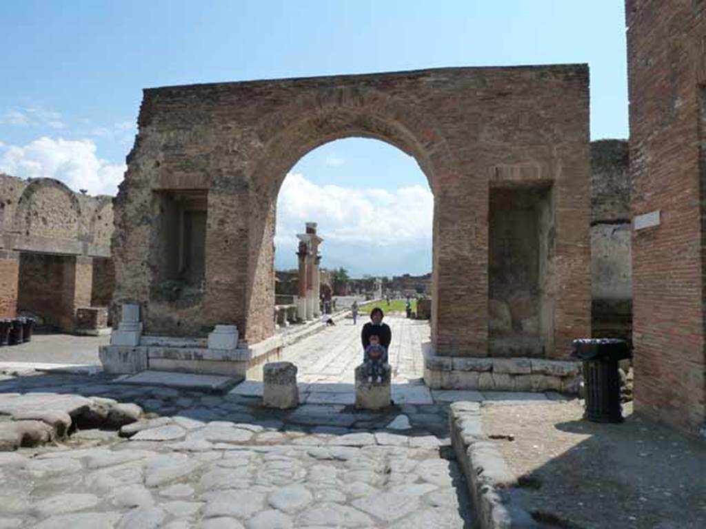 Via del Foro. May 2010. Looking south to junction with Via degli Augustali (on the left) and Vicolo dei Soprastanti (on the right). The Forum is directly ahead.