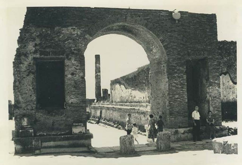 Forum Arch. 22nd July 1961. Looking south from Via del Foro. Photo courtesy of Rick Bauer.