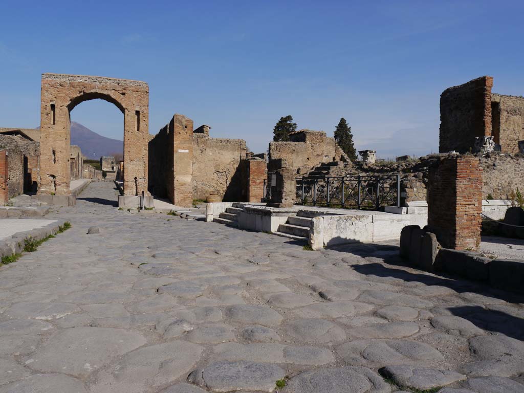 Via del Foro, Pompeii. March 2019. Looking north along east side with Temple of Fortuna, in centre.
Foto Anne Kleineberg, ERC Grant 681269 DÉCOR.

