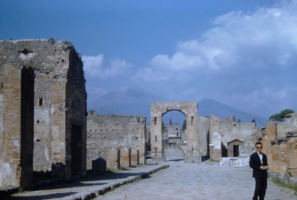 Via del Foro, Pompeii. November 1961. Looking north towards arch on Via di Mercurio. Photo courtesy of Rick Bauer.