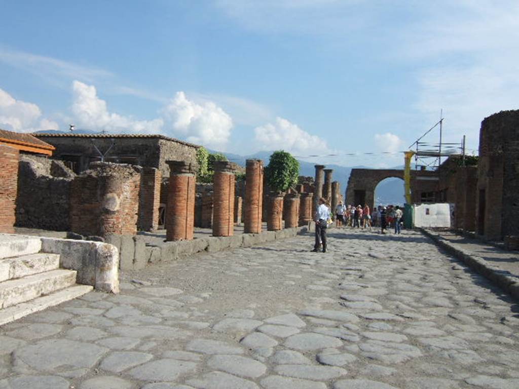 Via del Foro between VII.4 and VII.5. September 2005. Looking south from crossroads at northern end with Via di Mercurio, Via delle Terme and Via della Fortuna. 
