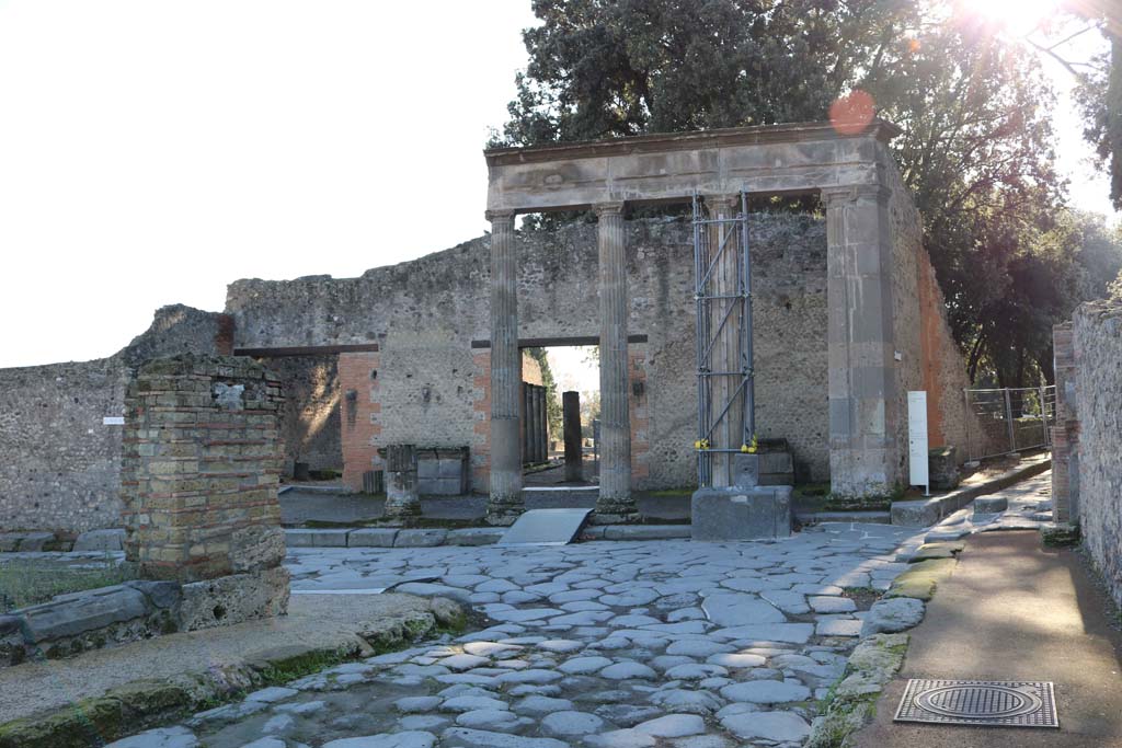 Via del Tempio d’Iside, December 2018. 
Looking south-east from Via dei Teatri across junction to Via del Tempio d’Iside. Photo courtesy of Aude Durand.
