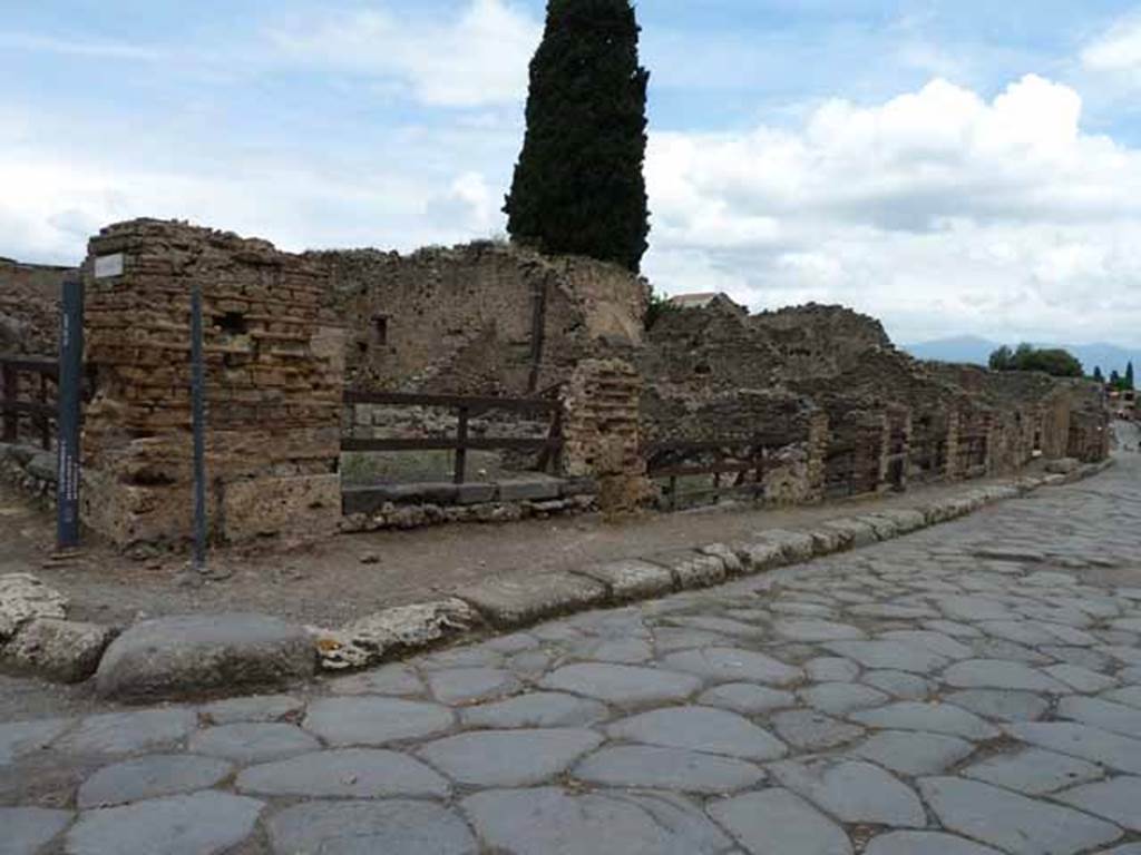 Via del Tempio d’Iside, north side, May 2010. Looking east along VIII.4. from VIII.4.40.