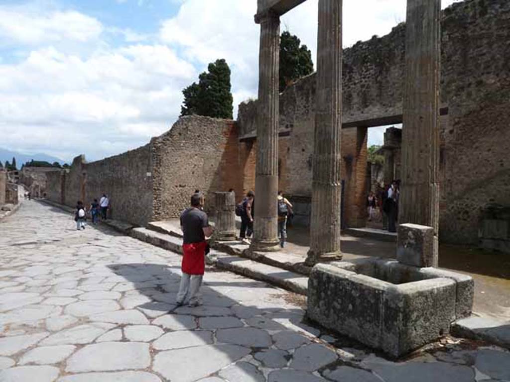 Via del Tempio d’Iside, south side, May 2010. Looking east along VIII.7, from VIII.7.30.