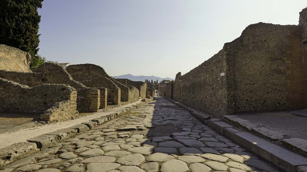 Via del Tempio d’Iside between VIII.4 and VIII.7. August 2021. 
Looking east from near entrance to Triangular Forum. Photo courtesy of Robert Hanson.
