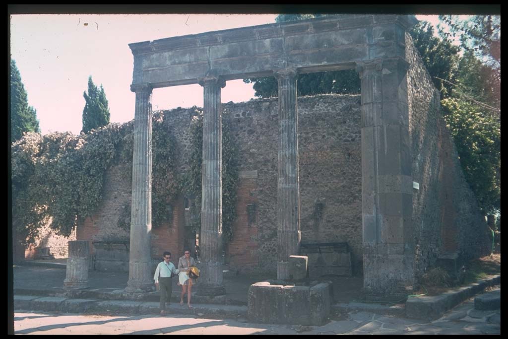 Via del Tempio d’Iside. Looking south across junction with Via dei Teatri.
Photographed 1970-79 by Günther Einhorn, picture courtesy of his son Ralf Einhorn.
