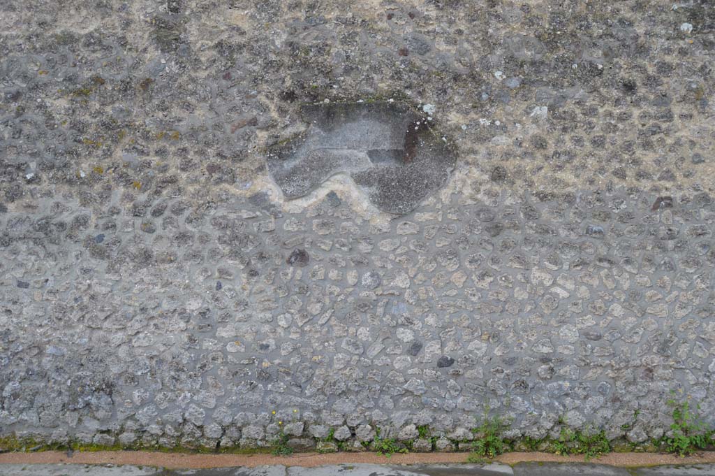 Via del Tempio d’Iside, south side. March 2018. Detail of remaining stucco on exterior wall of VIII.7.28.
Foto Taylor Lauritsen, ERC Grant 681269 DÉCOR.
