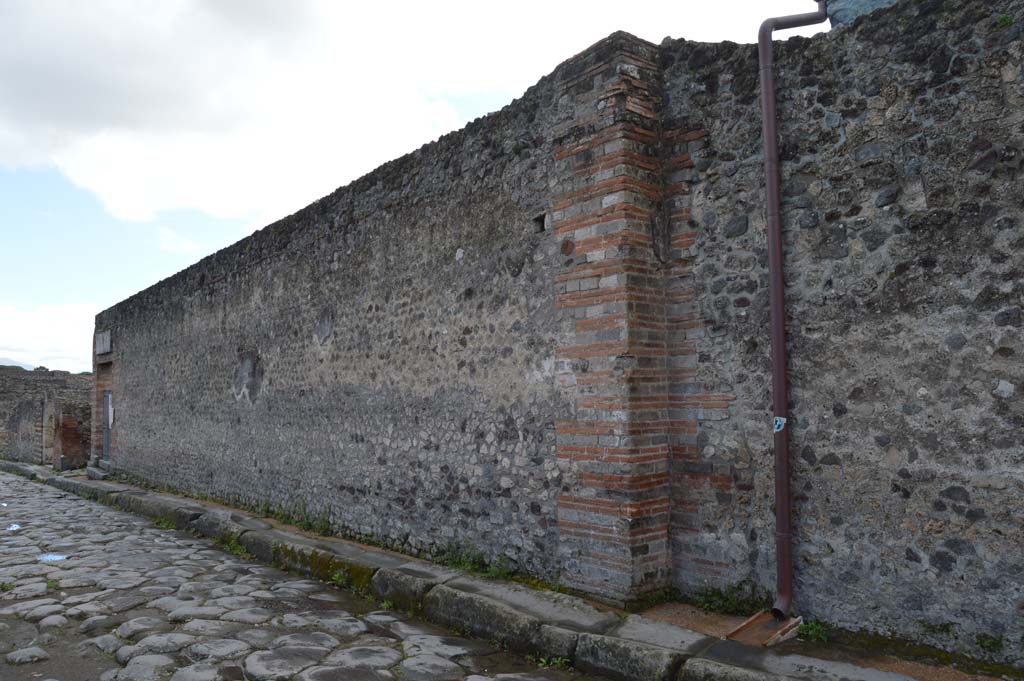 Via del Tempio d’Iside, south side. March 2018. Looking east along exterior wall of VIII.7.28, towards doorway on left. 
Foto Taylor Lauritsen, ERC Grant 681269 DÉCOR.
