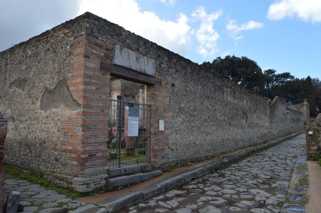 Via del Tempio d’Iside, south side. March 2018. Looking west along exterior wall of VIII.7.28 with doorway, centre left.  
Foto Taylor Lauritsen, ERC Grant 681269 DÉCOR.
