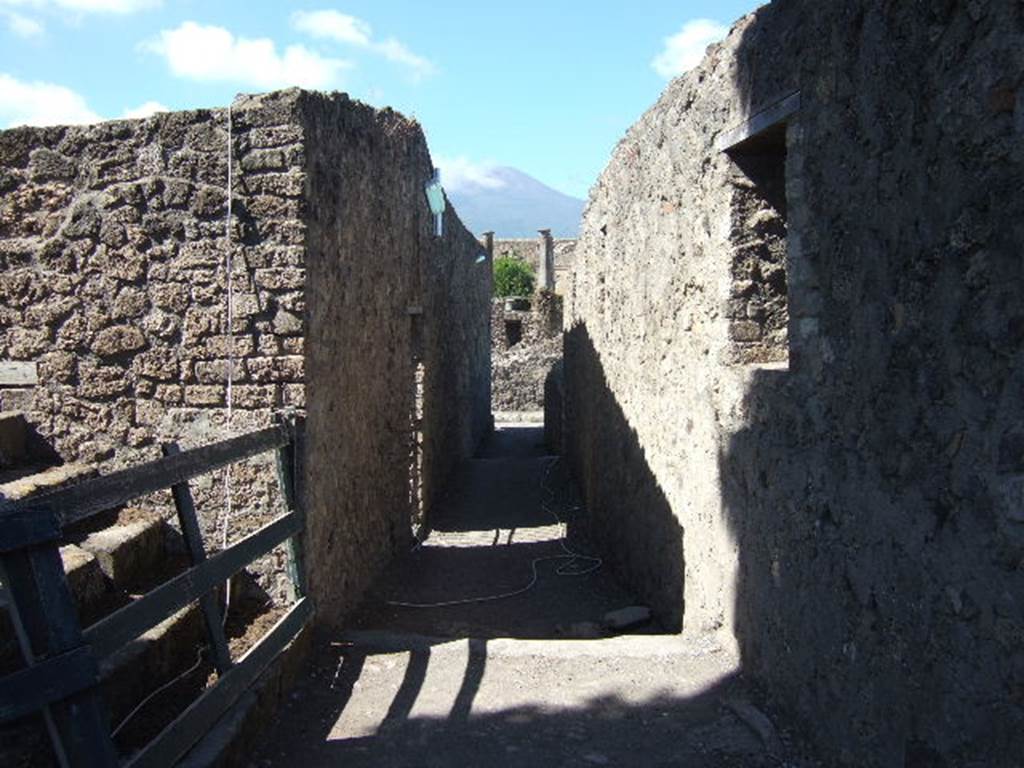 Alleyway. Looking north from Large Theatre towards Via del Tempio d’Iside. September 2005.