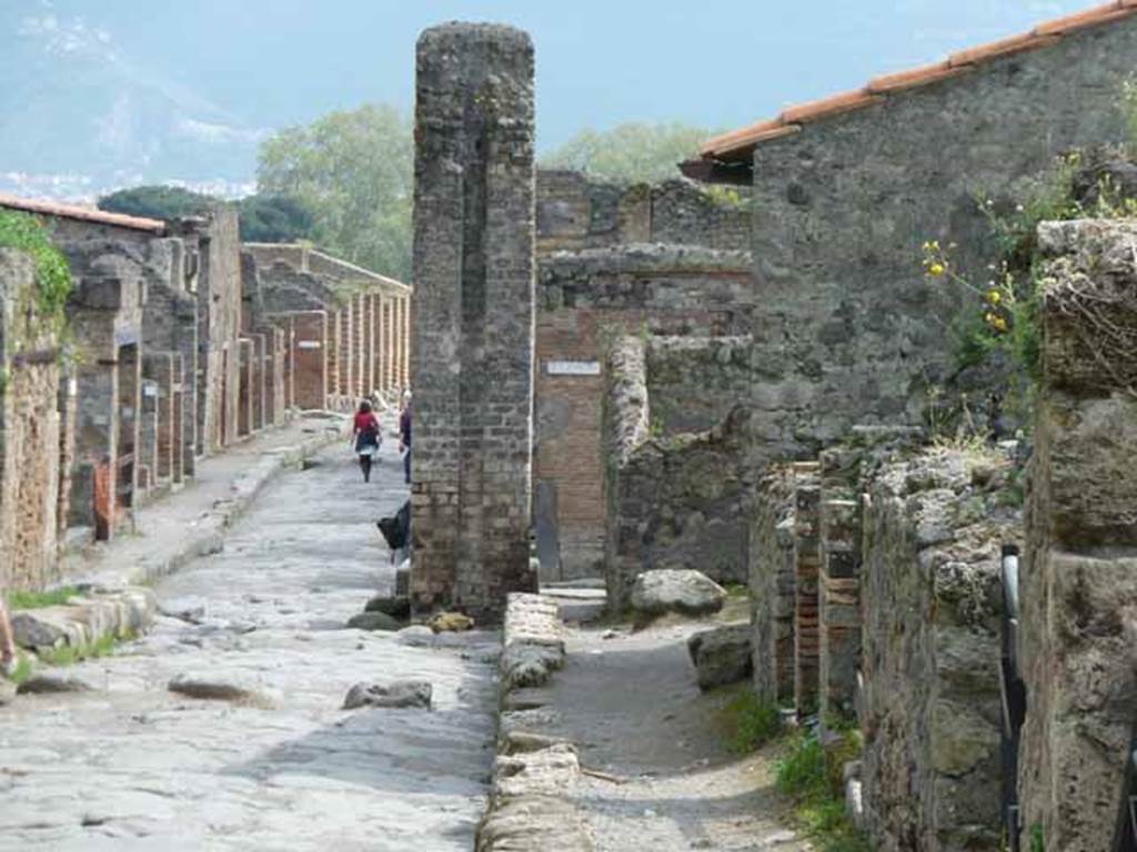 Via del Vesuvio, May 2010. Looking south to crossroads from between V.6 and VI.16.