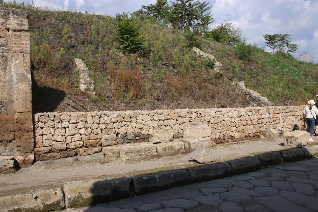 Via dell’Abbondanza, north side. October 2022. 
Continuation from photo above – the entrance doorway at III.7.1 with threshold, on left. Photo courtesy of Klaus Heese
