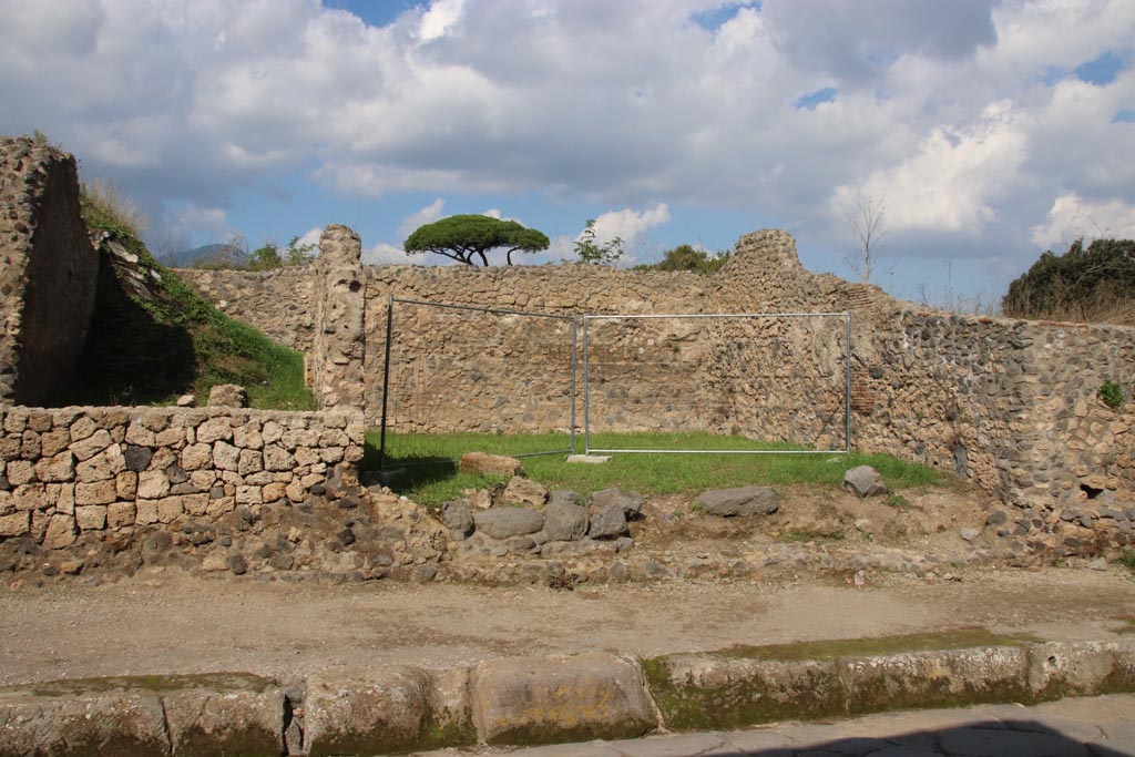 Via dell’Abbondanza, north side. October 2022. 
Continuation from photo above – Entrance doorway to III.7.6. Photo courtesy of Klaus Heese
