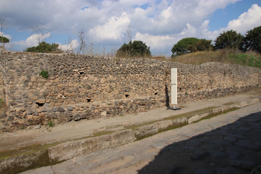 Via dell’Abbondanza, north side. October 2022. 
Continuation from photo above – looking east along north side. Photo courtesy of Klaus Heese
