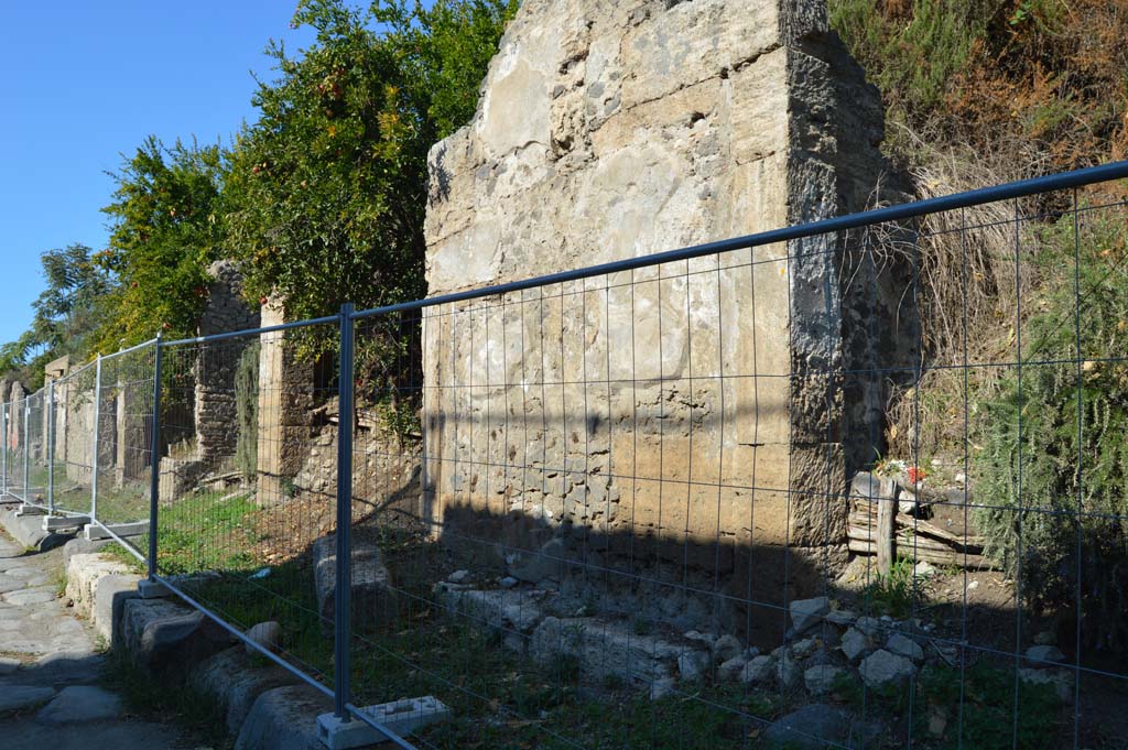 Via dell’Abbondanza, Pompeii. October 2017. Looking along north side from III.7.1.
Foto Taylor Lauritsen, ERC Grant 681269 DÉCOR.

