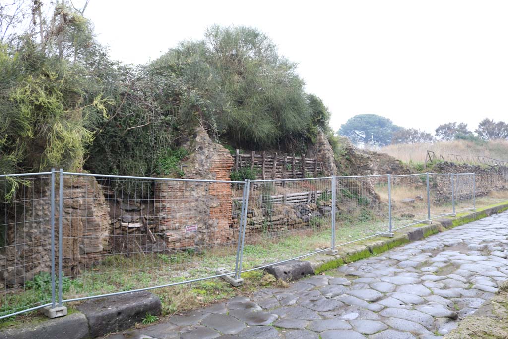 Via dell’Abbondanza, Pompeii. December 2018. 
Looking east from III.7.4 along insula III.7 on north side of Via dell’Abbondanza. Photo courtesy of Aude Durand.