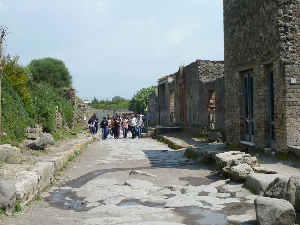 Via dell’Abbondanza. May 2010. Looking east between III.7 and II.4 from near the junction with an unnamed vicolo on the north side.