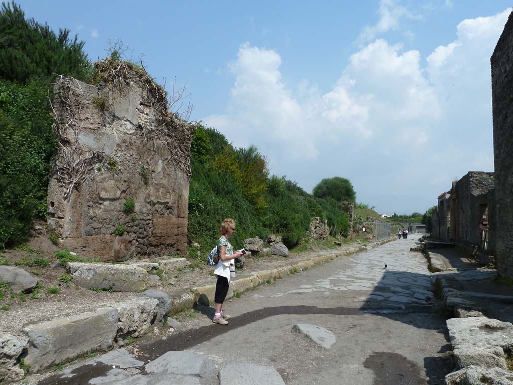 Via dell’Abbondanza, north side. May 2010. Looking east along III.7 from near II.4.1, on right.