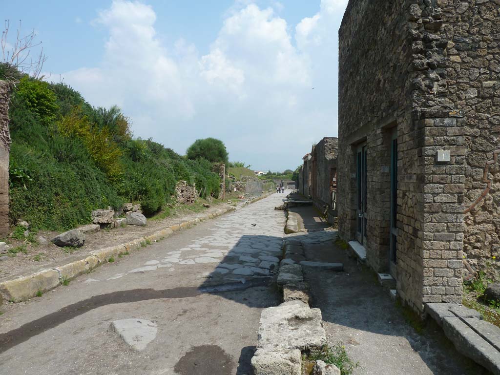 Via dell’Abbondanza. May 2010. Looking east between III.7 and II.4 from near II.4.1.