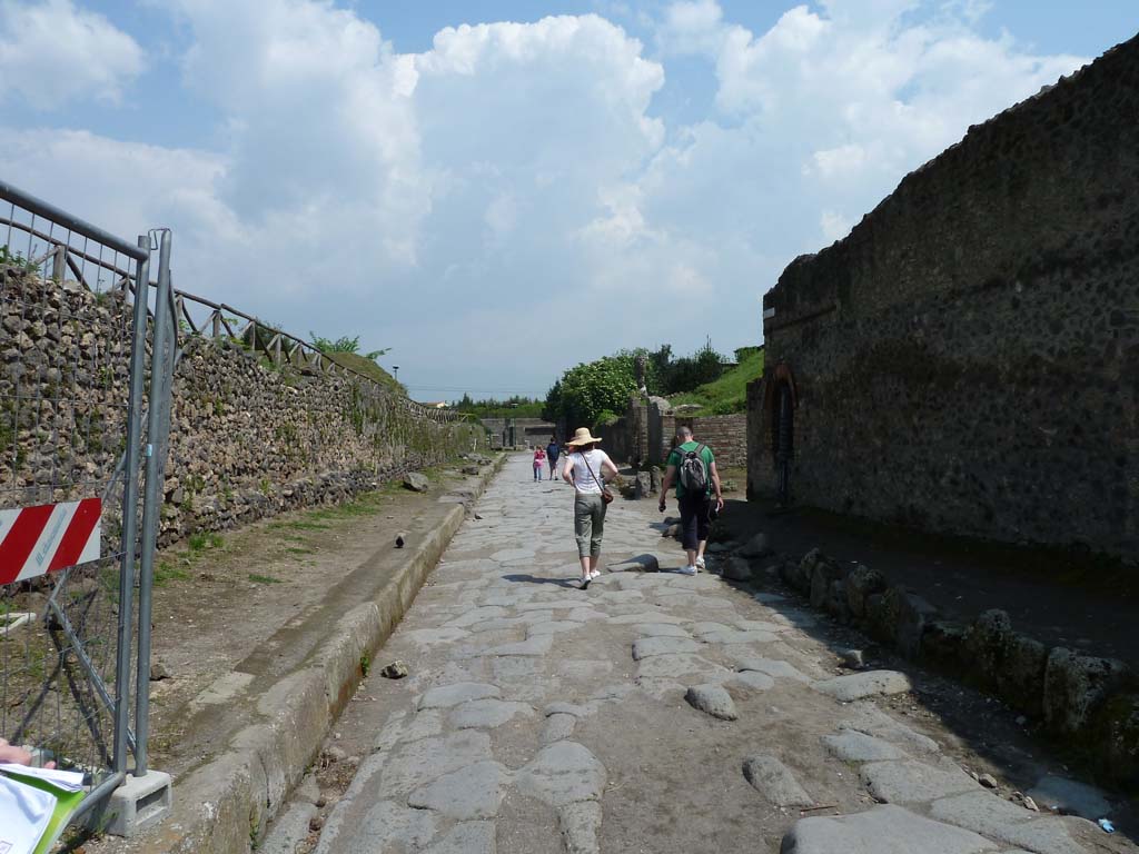 Via dell’Abbondanza. May 2010. Looking east between III.7 and II.4 from near II.4.7.