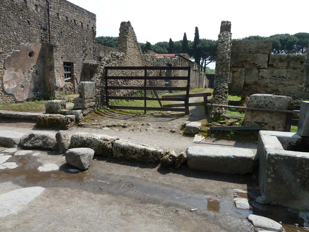 Via dell’Abbondanza, south side. May 2010. Looking south at Vicolo di Giulia Felice between II.4 and II.3, from the junction.