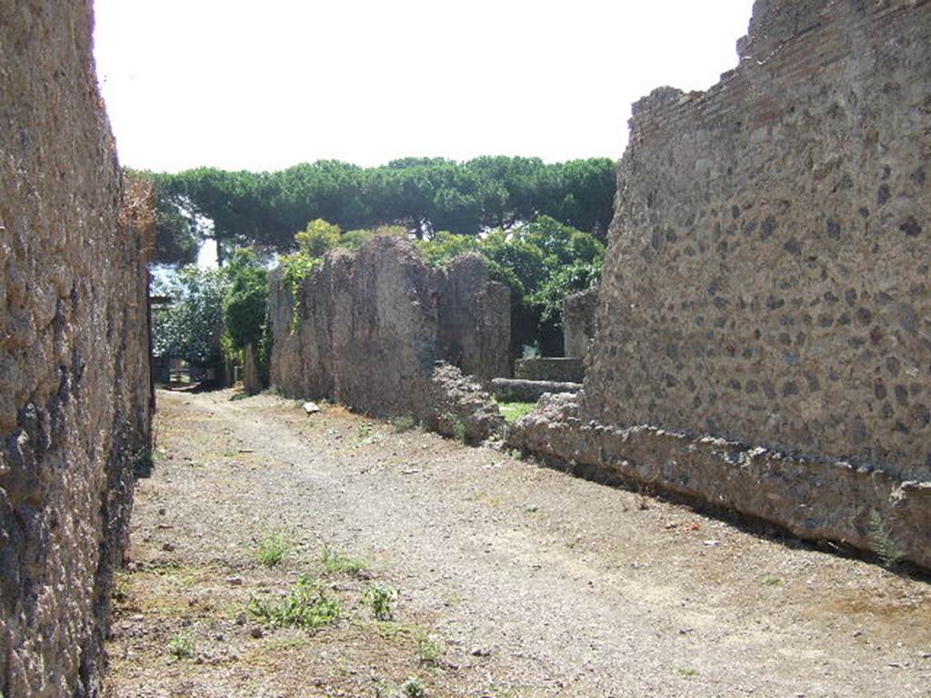 Via dell’Abbondanza. Looking south on Vicolo di Giulia Felice between II.4 and II.3. West side. September 2005