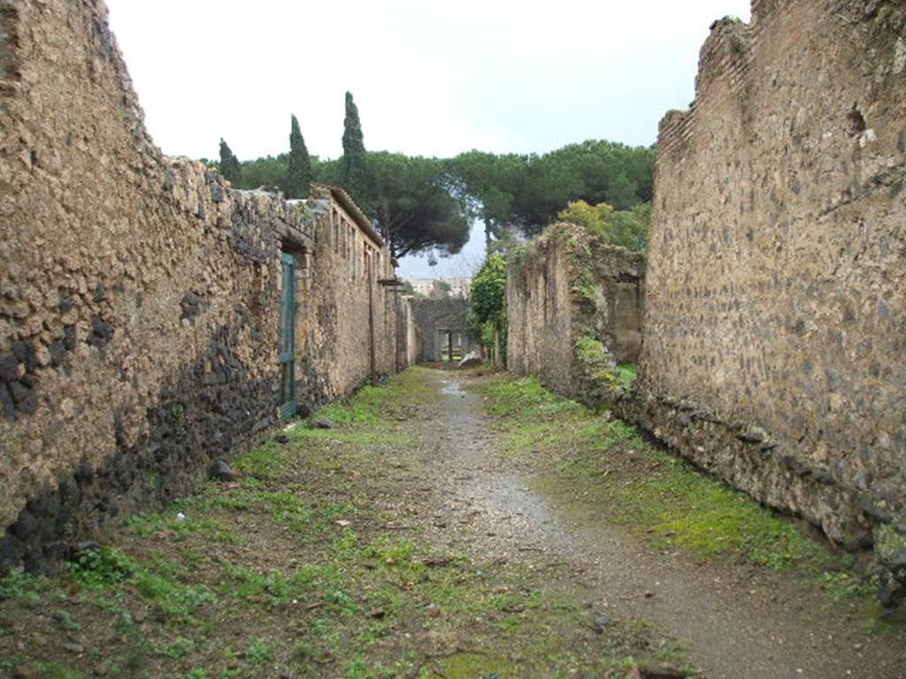 Via dell’Abbondanza. Looking south from junction onto Vicolo di Giulia Felice between II.4 and II.3. December 2006.