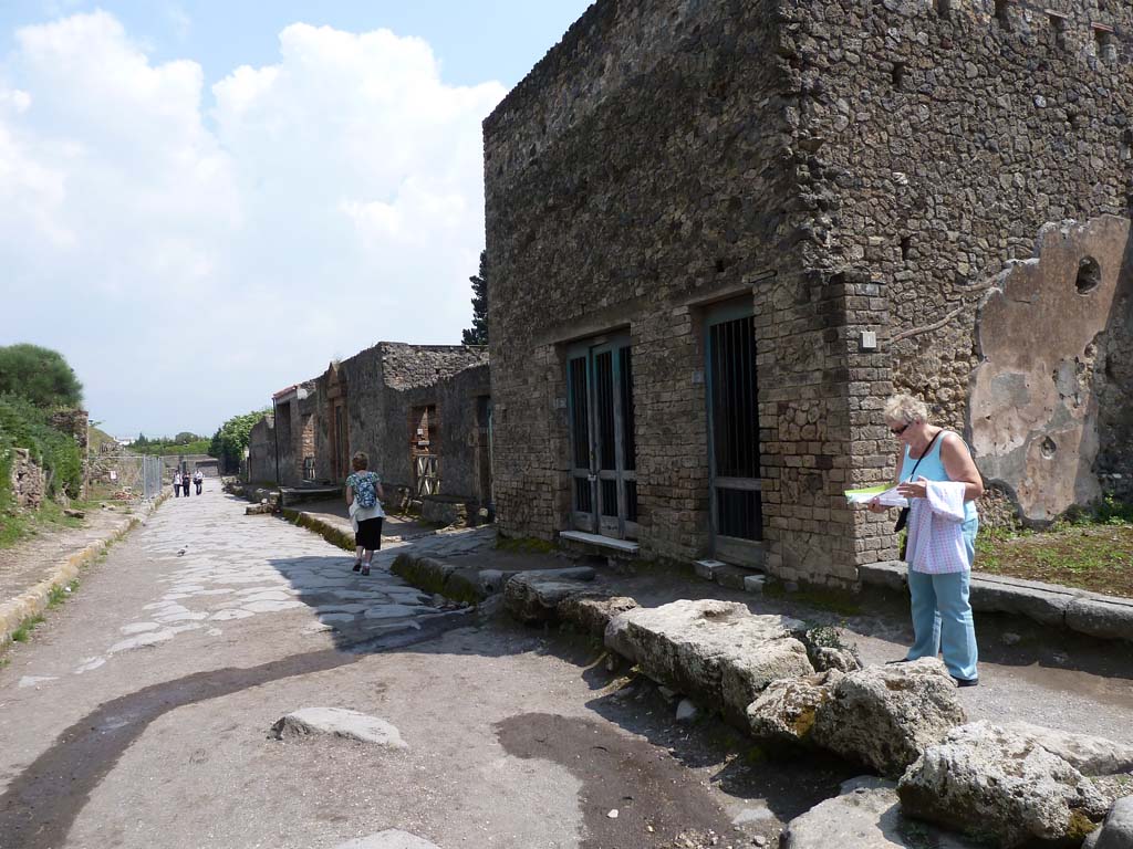 Via dell’Abbondanza, south side. May 2010. Looking east along II.4 from near II.4.1.