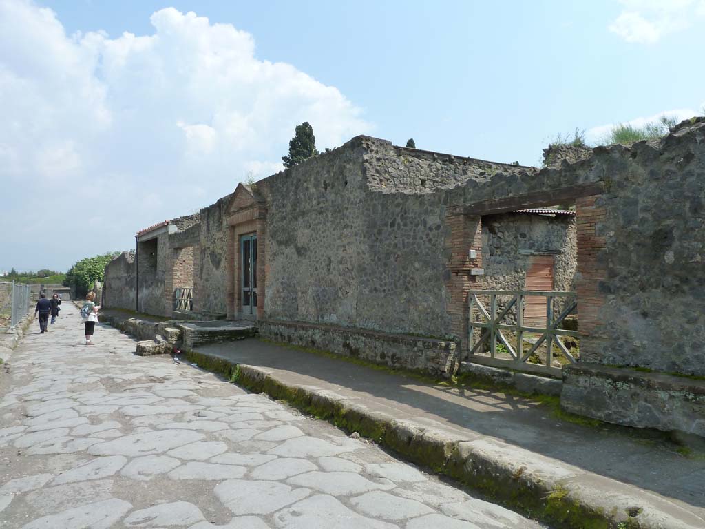 Via dell’Abbondanza, south side. May 2010. Looking east along II.4 from near II.4.5.