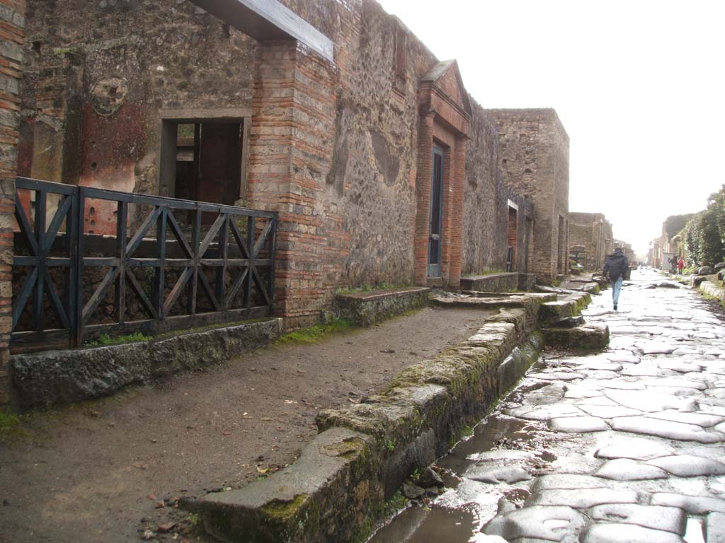 Via dell’Abbondanza. December 2005. South side. Looking west from II.4.7. 