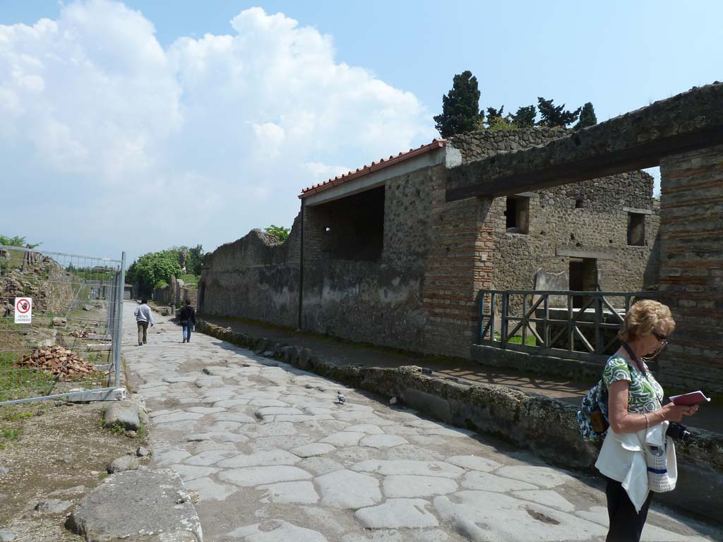 Via dell’Abbondanza, south side. May 2010. Looking east along II.4 from II.4.7.