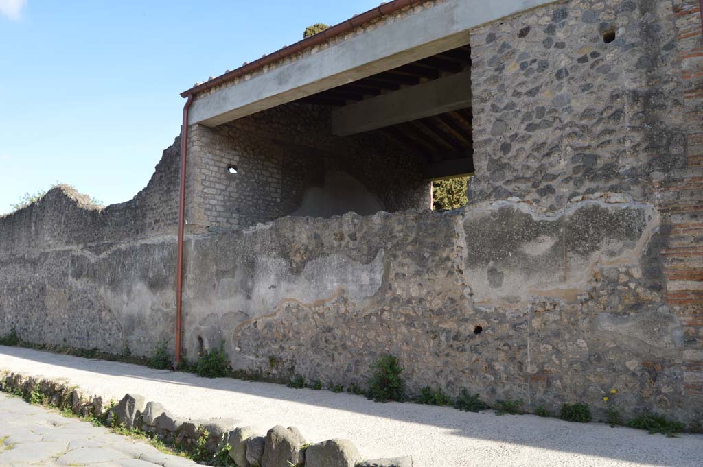 Via dell’Abbondanza, south side. March 2019. Front façade on east side of doorway at II.4.7.
Foto Taylor Lauritsen, ERC Grant 681269 DÉCOR.
