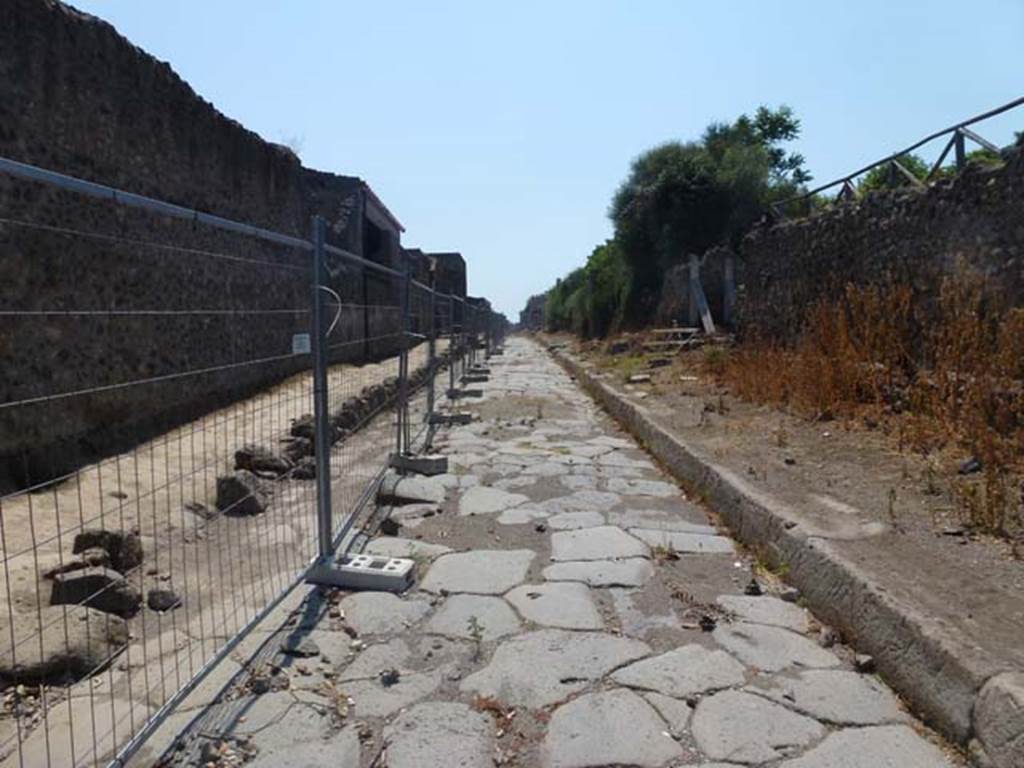 Via dell’Abbondanza. June 2012. Looking west between II.4 and III.7 from near the junction with Vicolo dell’Anfiteatro. Photo courtesy of Michael Binns.
