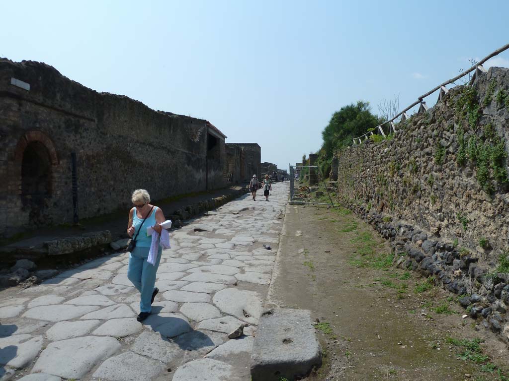 Via dell’Abbondanza. May 2010. Looking west between II.4 and III.7 from near the junction with Vicolo dell’Anfiteatro.